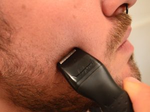 Philips MG1100-16 Multigroom Bartschneider beim Rasieren mit dem Folienrasiereraufsatz