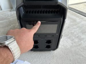 19-EcoFlow-DELTA-Pro-3-front-taste-einschalten-und-display-aktivieren