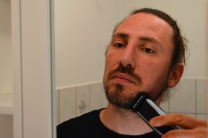 Philips BT5502-15 Bartschneider beim Bart Trimmen Frontansicht