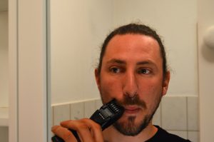 Remington MB320C Bartschneider beim Barttrimmen Frontansicht