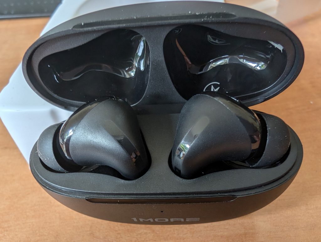 1MORE Q20 In-Ear-Kopfhörer im geöffneten Ladecase