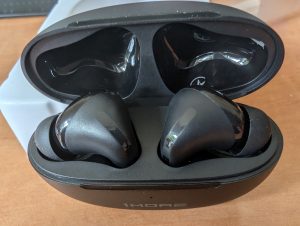 1MORE Q20 In-Ear-Kopfhörer im geöffneten Ladecase