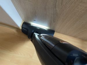 AEG QX6-1-45AN Akku Staubsauger beim Saugen einer Ecke