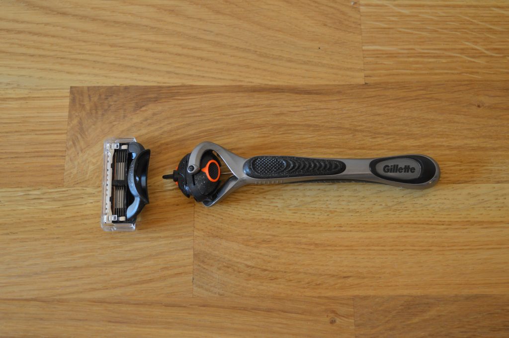 Braun BT9420 Bartschneider Verpackungsinhalt Gillette Nassrasierer