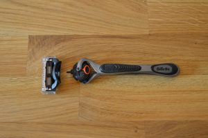 Braun BT9420 Bartschneider Verpackungsinhalt Gillette Nassrasierer
