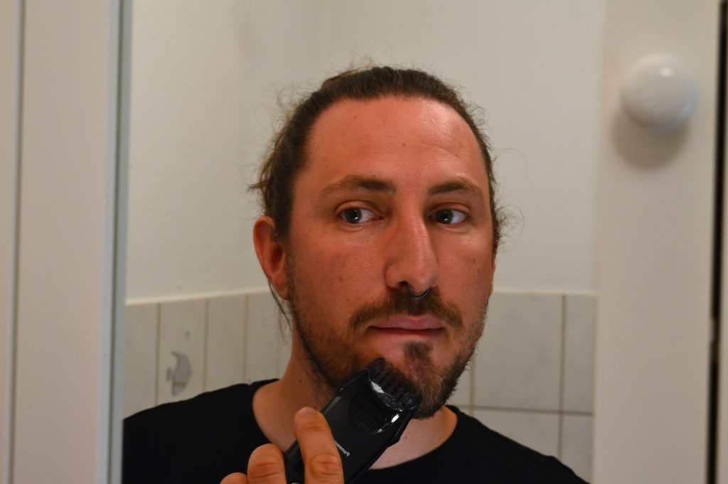 Panasonic ER-SB40 Bartschneider beim Barttrimmen Frontansicht (1)
