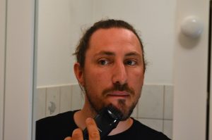 Panasonic ER-SB40 Bartschneider beim Barttrimmen Frontansicht (1)