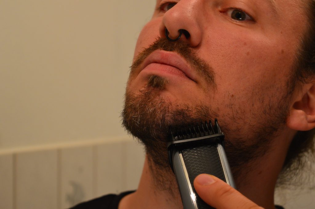 Philips BT5502-15 Bartschneider beim Bart Trimmen Seitenansicht