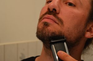 Philips BT5502-15 Bartschneider beim Bart Trimmen Seitenansicht