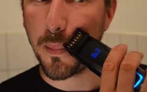 Remington MB4700 Bartschneider beim Oberlippenbart Trimmen Detailansicht