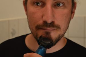 BaByliss T890E Bartschneider beim Trimmen am Kinn
