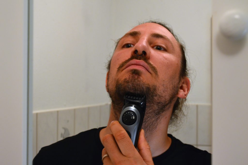 Braun BT7240 Bartschneider beim Bart Trimmen am Hals