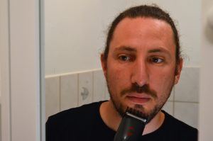 Grundig MC 9030 Bartschneider beim Bart Trimmen am Kinn