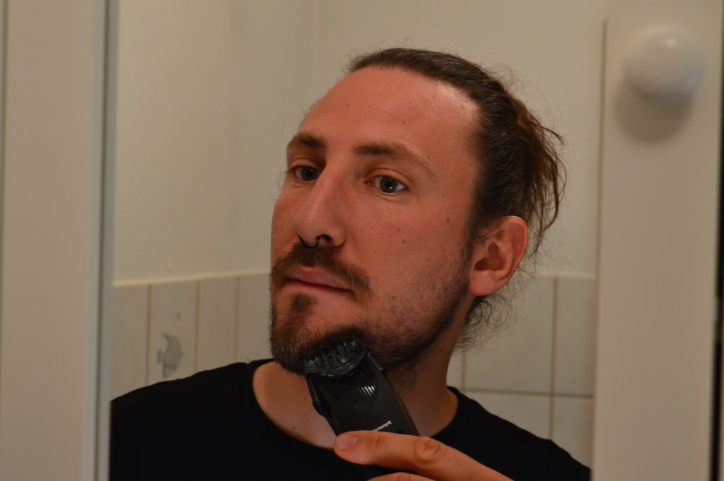 Panasonic ER-SB40 Bartschneider beim Barttrimmen Frontansicht (2)
