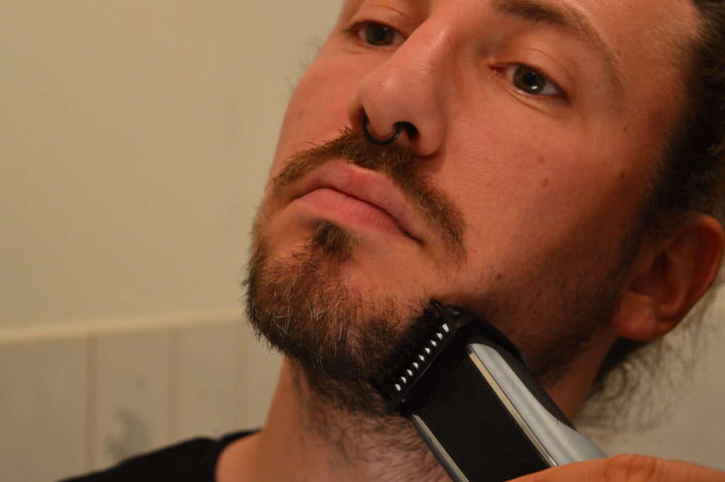 Philips BT5502-15 Bartschneider beim Bart Trimmen am Kinn