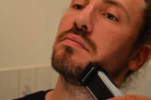 Philips BT5502-15 Bartschneider beim Bart Trimmen am Kinn