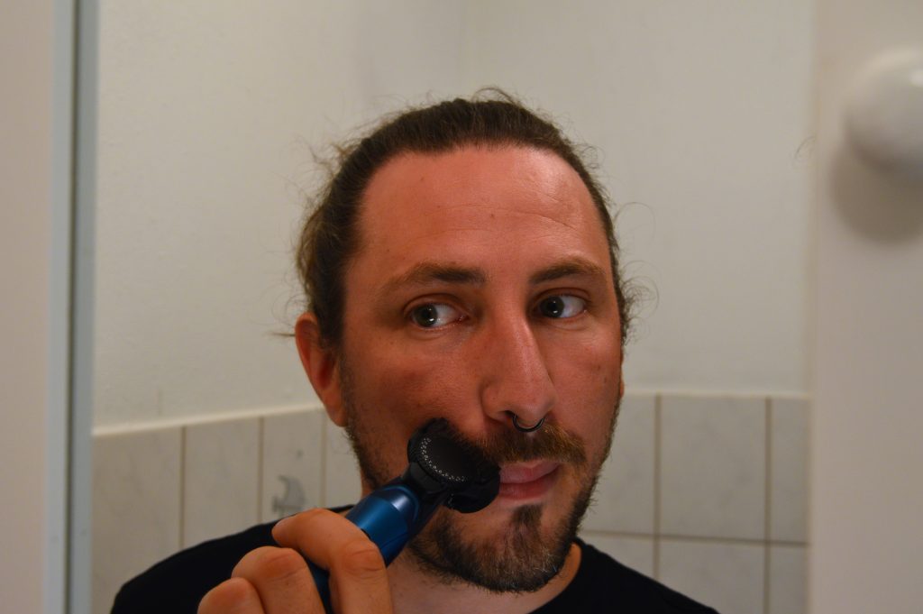 BaByliss T890E Bartschneider beim Trimmen am Oberlippenbart