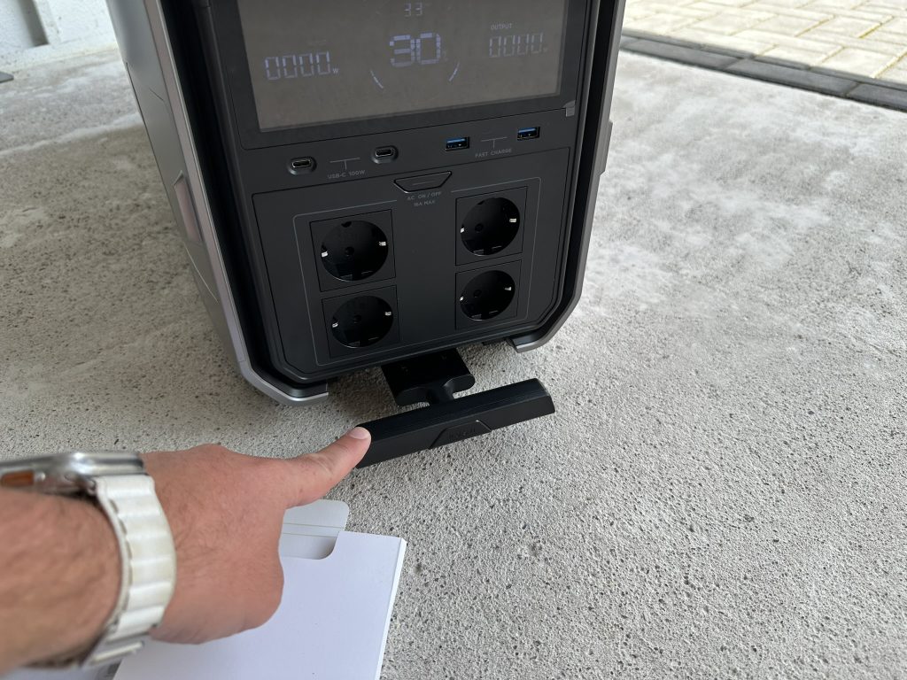 22-EcoFlow-DELTA-Pro-3-transporthebelstange-kommt-raus