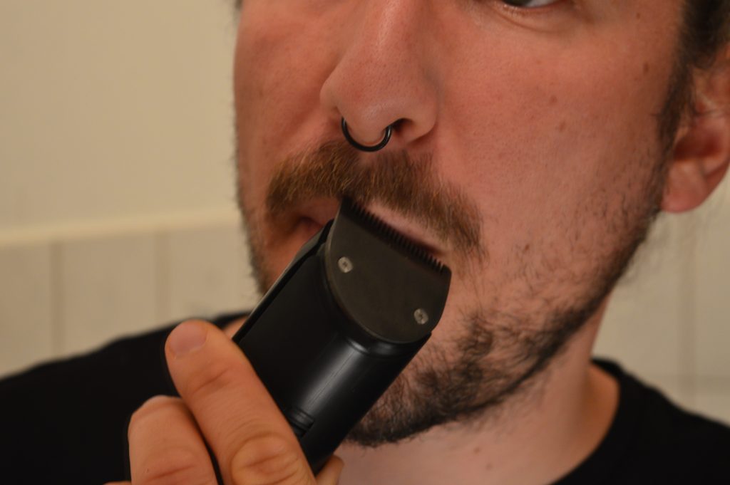 Grundig MC 9030 Bartschneider beim Konturen Trimmen am Oberlippenbart