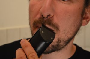 Grundig MC 9030 Bartschneider beim Konturen Trimmen am Oberlippenbart