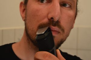 Philips BT5502-15 Bartschneider beim Konturen Trimmen ohne Kammaufsatz