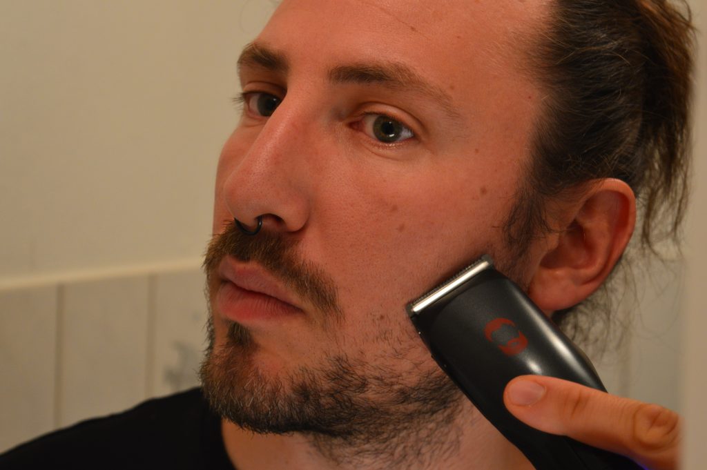Grundig MC 9030 Bartschneider beim Konturen Trimmen