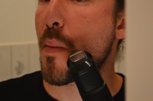 Philips BT5515-15 Bartschneider beim Trimmen mit Präzisionstrimmer