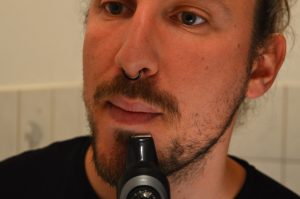 Braun BT7240 Bartschneider beim Bart Trimmen mit Präzisionstrimmer