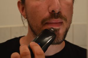 Philips BT5515-15 Bartschneider beim Trimmen mit Präzisionstrimmer