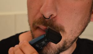 BaByliss T890E Bartschneider beim Trimmen der Konturen ohne kammaufsatz Detailansicht