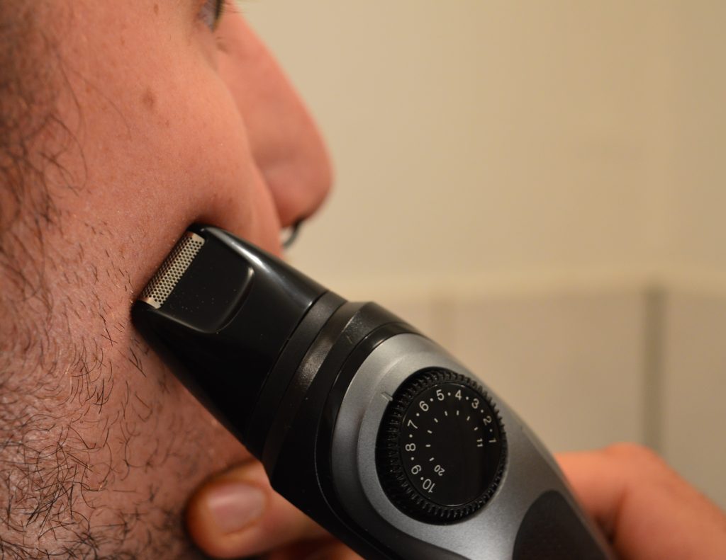 Braun BT7240 Bartschneider beim Bart Rasieren mit Folienrasierer