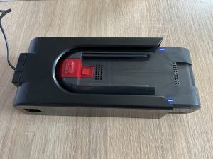 Aonus A9 Max Akku-Staubsauger Akku beim Laden