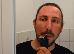 Braun BT9420 Bartschneider beim Bart Trimmen mit Konturen-Trimmer
