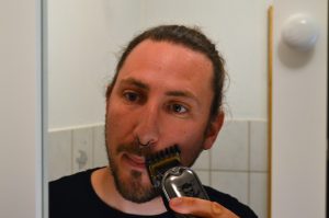 Hatteker RFC-696 Bartschneider beim Bart Trimmen mit Kammaufsatz