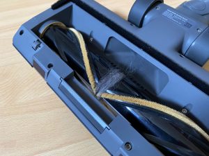 Dreame R20 Akku-Staubsauger verfangene Tierhaare in der Bürste