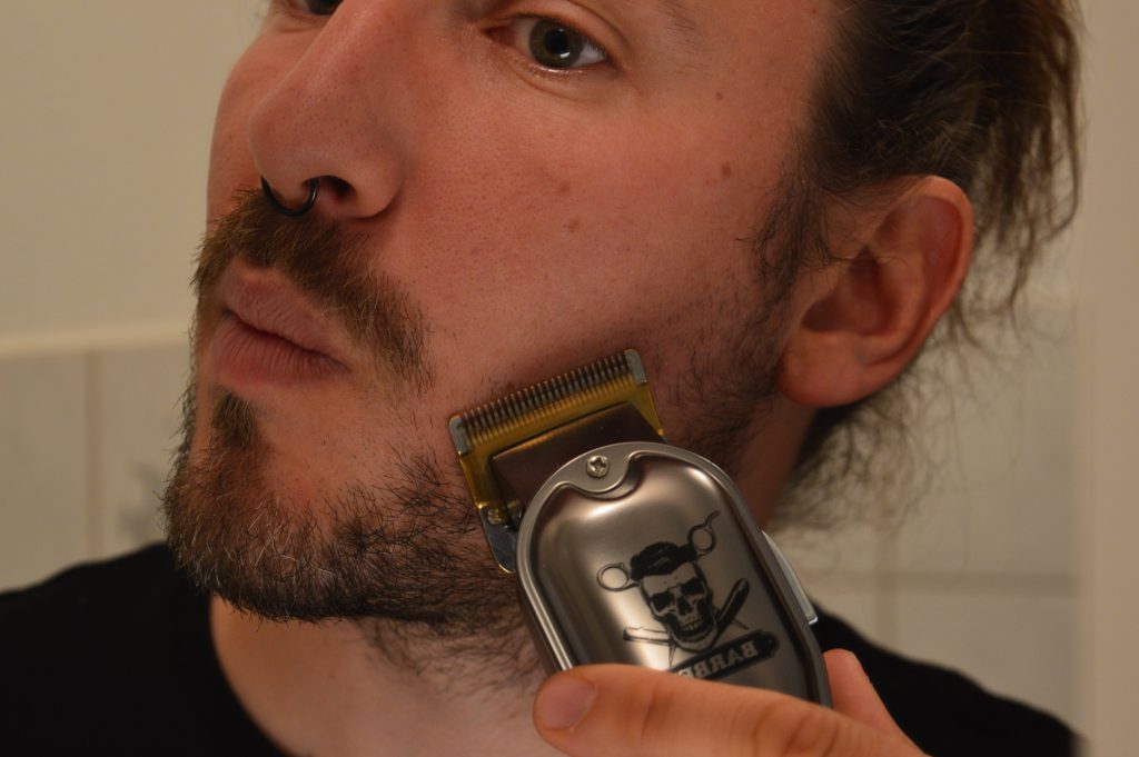Hatteker RFC-696 Bartschneider beim Konturen Trimmen ohne Kammaufsatz