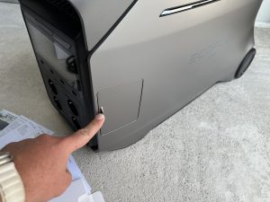 9-EcoFlow-DELTA-Pro-3-seitenklappe-mit-anschluessen