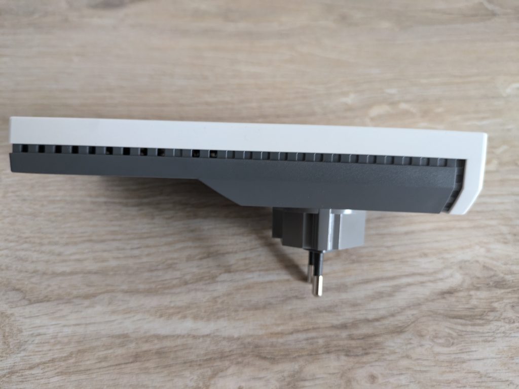 AVM FRITZ! 2400 WLAN-Repeater von links