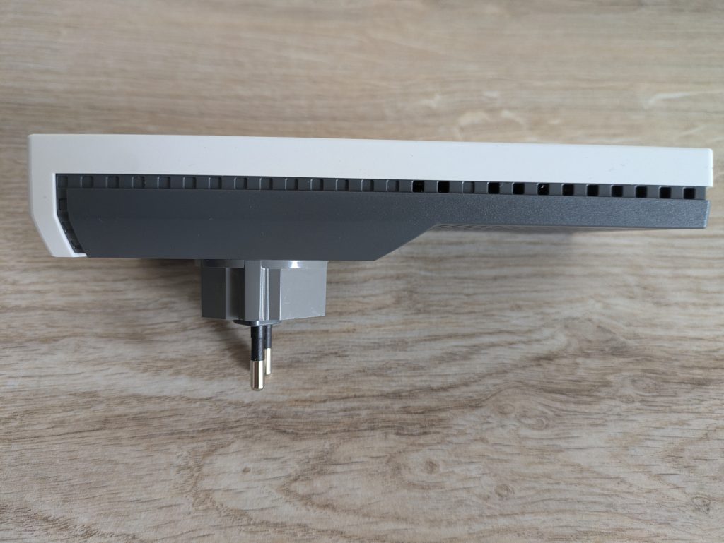 AVM FRITZ! 2400 WLAN-Repeater von rechts