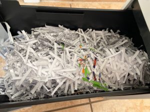 Auffangbehälter des Peach PS500-15 Aktenvernichters in der Nahansicht