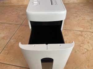 Auffangbehälter des Peach PS500-15 Aktenvernichters von vorne