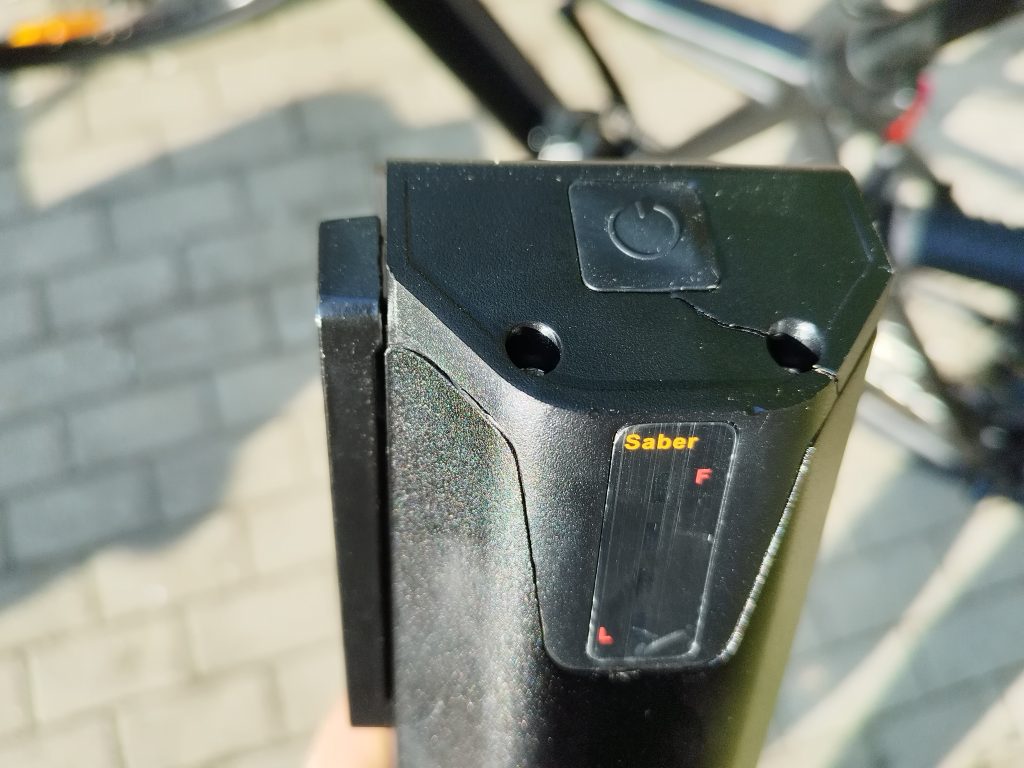 Beschaedigung-des-Akkus-des-Yose-Power-B01-BLK-E-Bikes