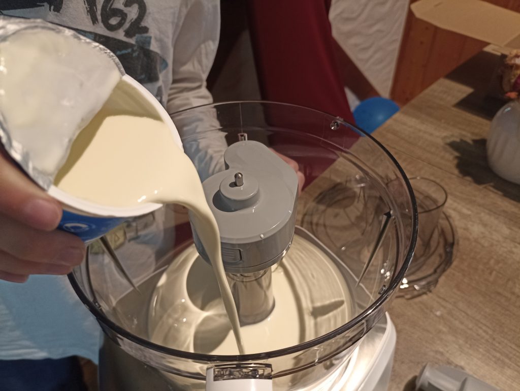 Bosch MultiTalent 8 MC812S814 Küchenmaschine, Einfüllen von Sahne