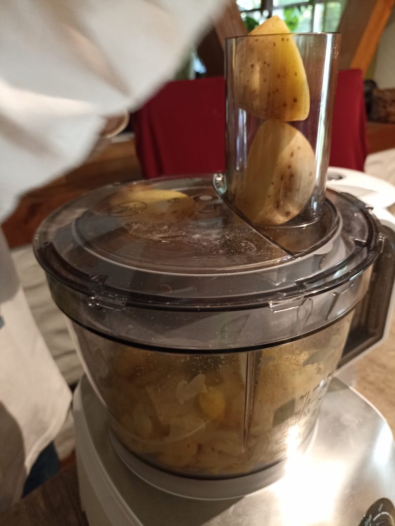 Bosch MultiTalent 8 MC812S814 Küchenmaschine, Kartoffeln zu Pommes raspeln