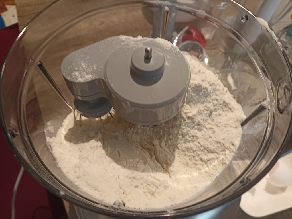 Bosch MultiTalent 8 MC812S814 Küchenmaschine, Zutaten für Rührteig eingefüllt