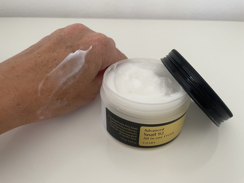 COSRX Advanced Snail 92 All in One Cream Gesichtscreme Textur auf der Hand