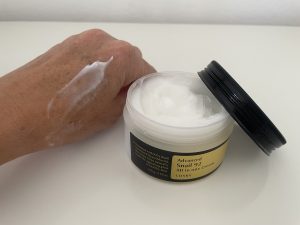 COSRX Advanced Snail 92 All in One Cream Gesichtscreme Textur auf der Hand