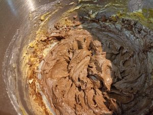 Clatronic KM 3711 Küchenmaschine, Kakaopulver in hellen Teig gemischt
