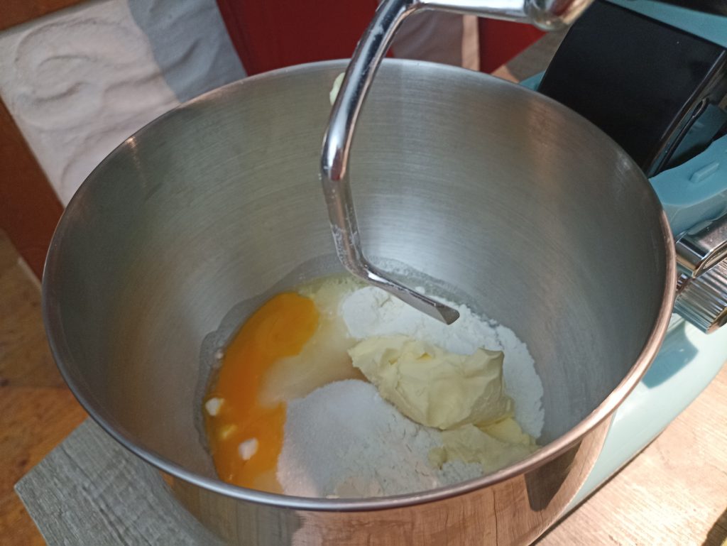 Clatronic KM 3711 Küchenmaschine, Mürbeteig Zutaten in der Schüssel