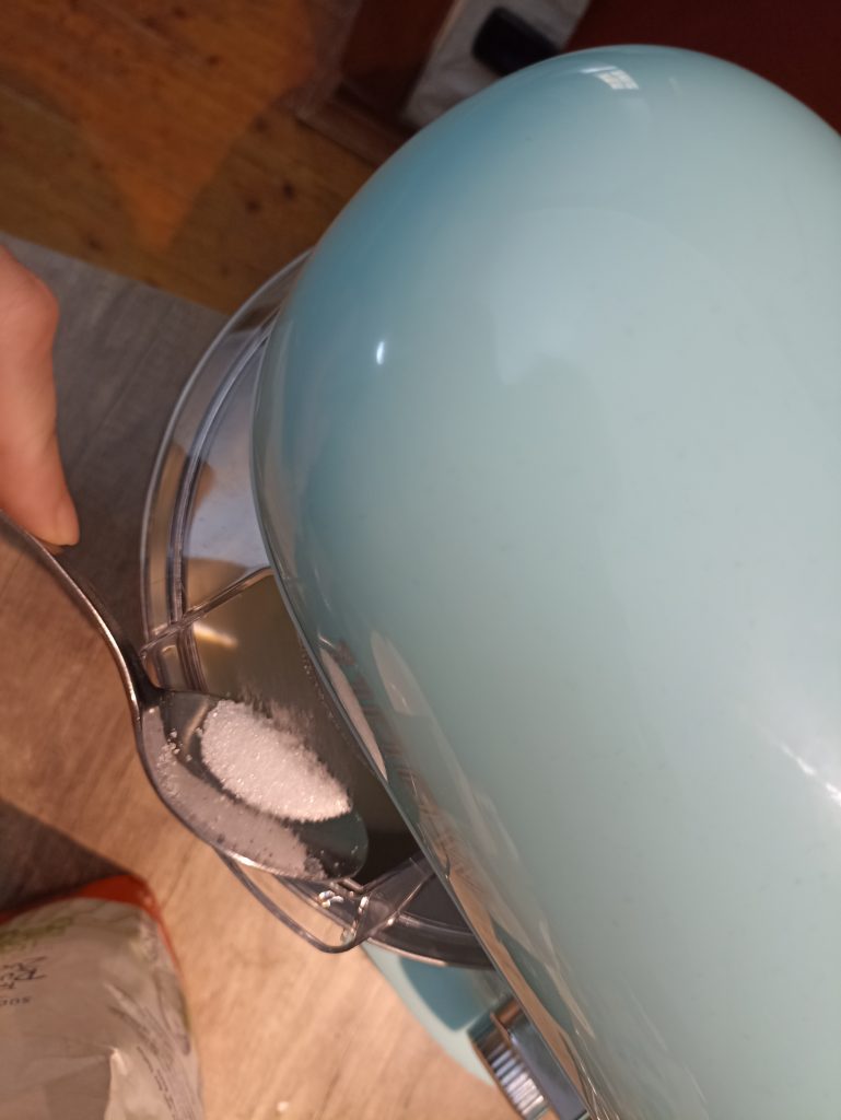 Clatronic KM 3711 Küchenmaschine, Zucker einfüllen durch die Einfüllöffnung